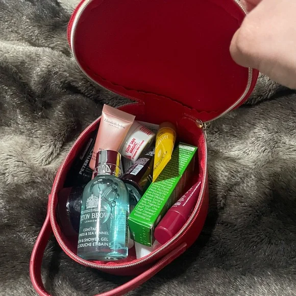 Skin and body care samples with Elizabeth Arden travel purse. - Picture 3 of 4